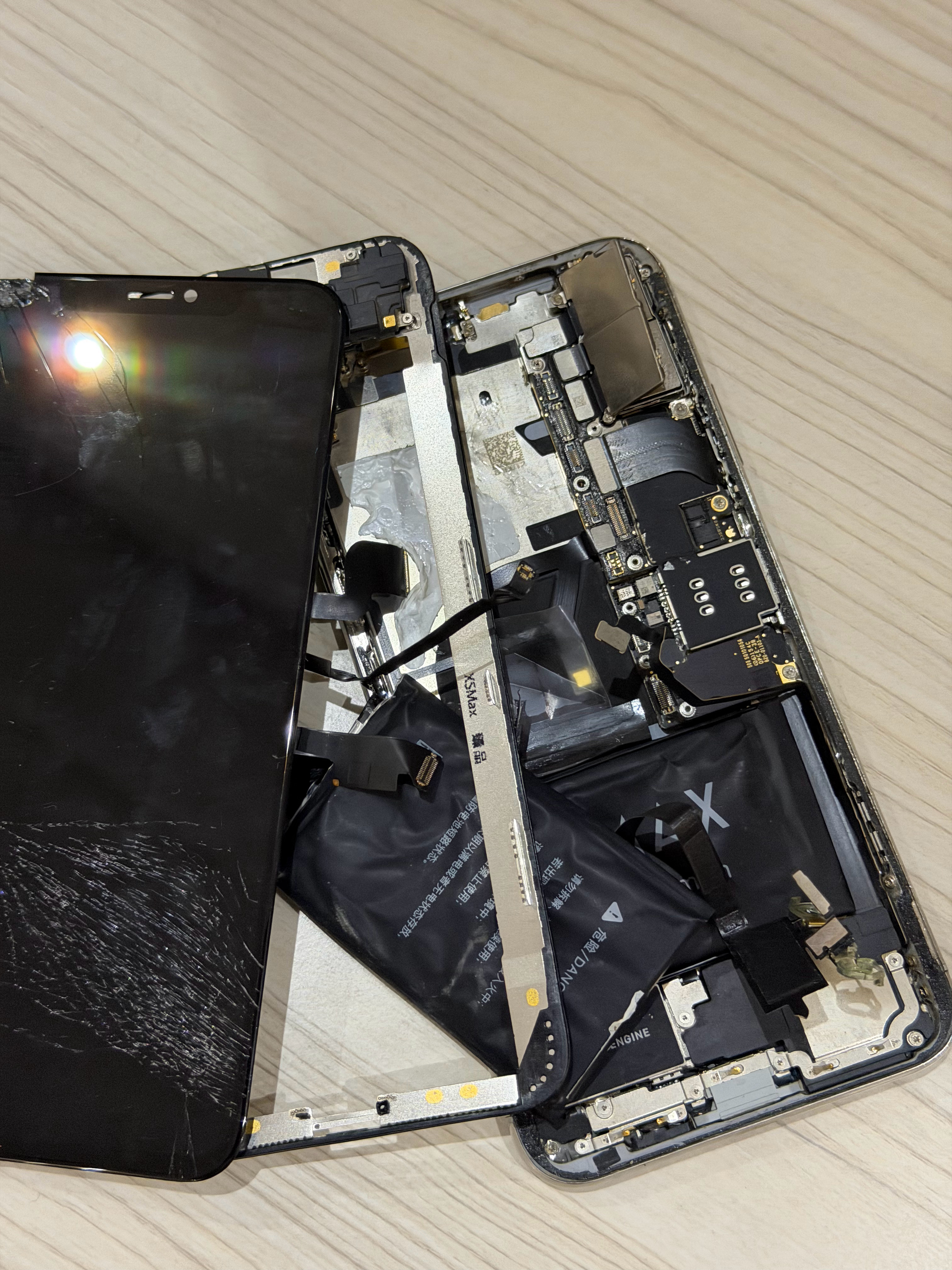 刚刚收拾抽屉，发现好好一个iPhone被熊孩子强拆了