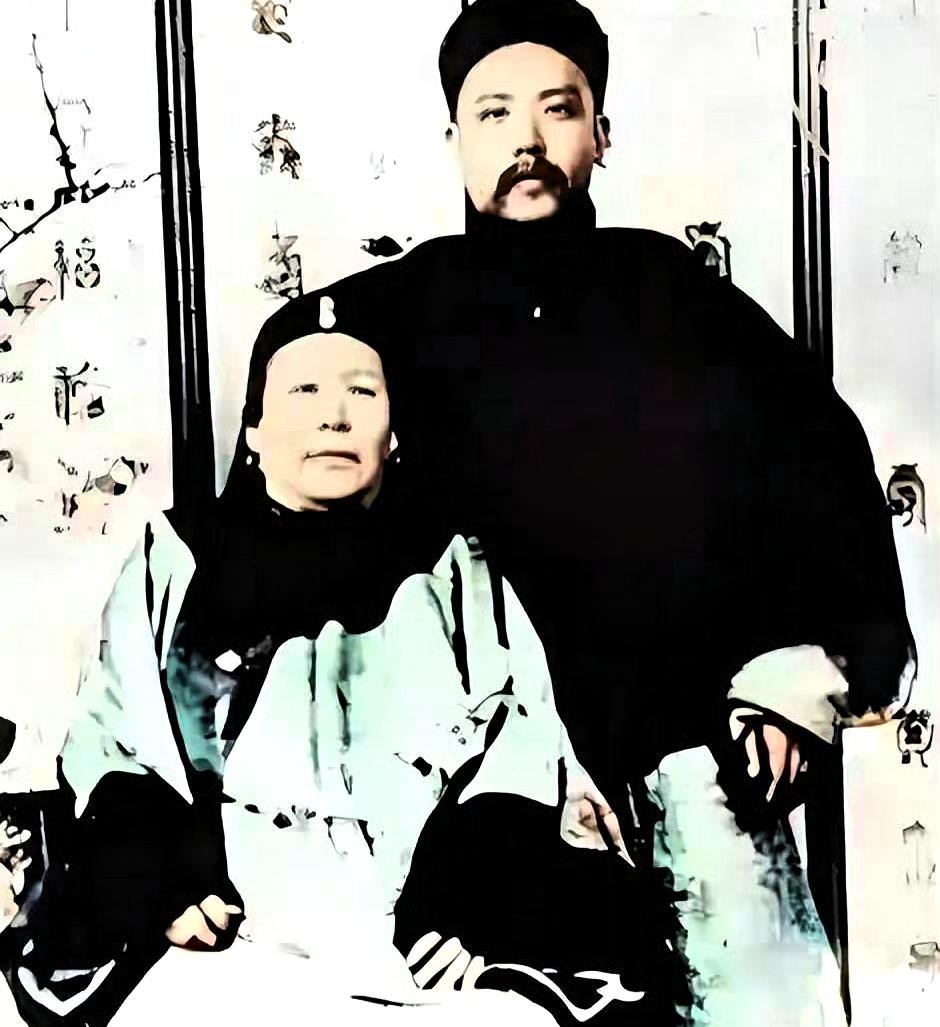 袁世凯五姨太的罕见留影，头发稀疏青春不再，被称为袁府的王熙凤。 ​​​