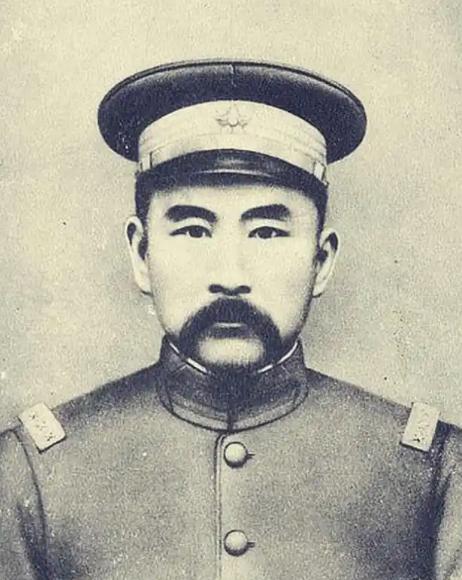 [太阳]张勋有一个怪癖，喜欢躺在女人的柔软的身子上睡觉，有次他睡的正香，妾室动了