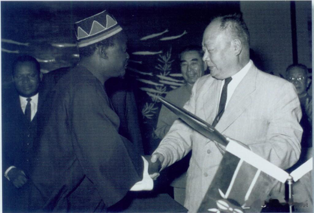 1964年5月10日，陈毅和肯尼亚内政部长奥廷加分别代表两国政府在经济技术协定上