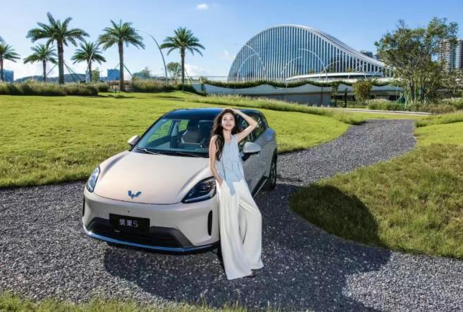 不愧是人民的五菱，宏光MINIEV一年就卖出43万多台！
 
最近，上汽通用五菱