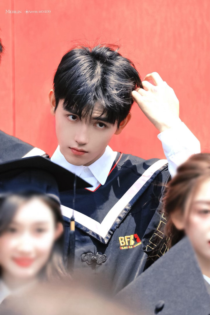 陈飞宇高中的毕业照难怪陈飞宇妈妈说，小儿子是她的小天使！！ 