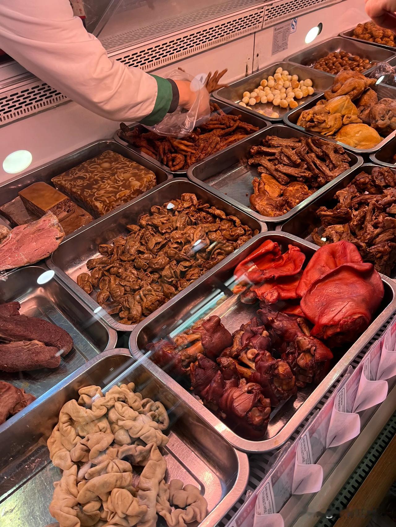 早起收拾完，先去了趟稻香村

买熟食的人不少，我买了一块猪肝，一只柴鸡

图三上