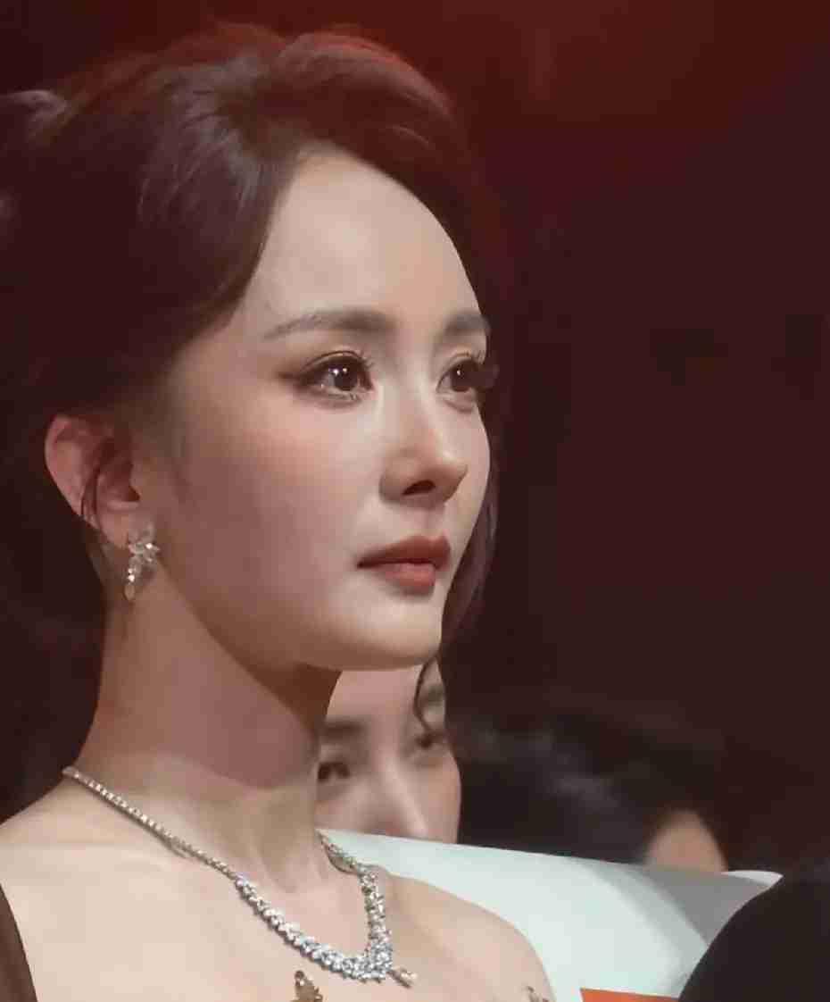 杨幂快要碎了：手握顶流的一切，唯独缺一座主流大奖
 
看完本届百花奖的结果，很多