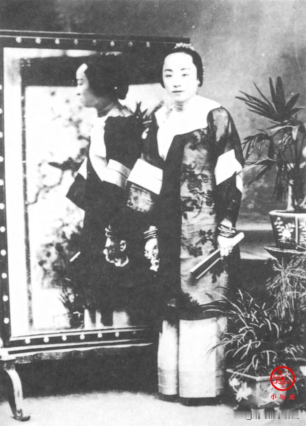 照片中的女子，就是大名鼎鼎的赛金花。她是晚清一位传奇人物，幼年被卖到苏州的“花船