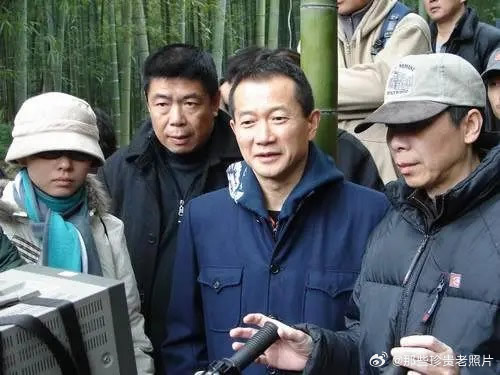 2005年，电影《夜宴》拍摄现场，导演冯小刚，影片作曲谭盾，片尾曲演唱者张靓颖。