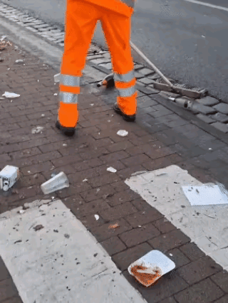 环卫工为什么要砸碎瓶子呢？