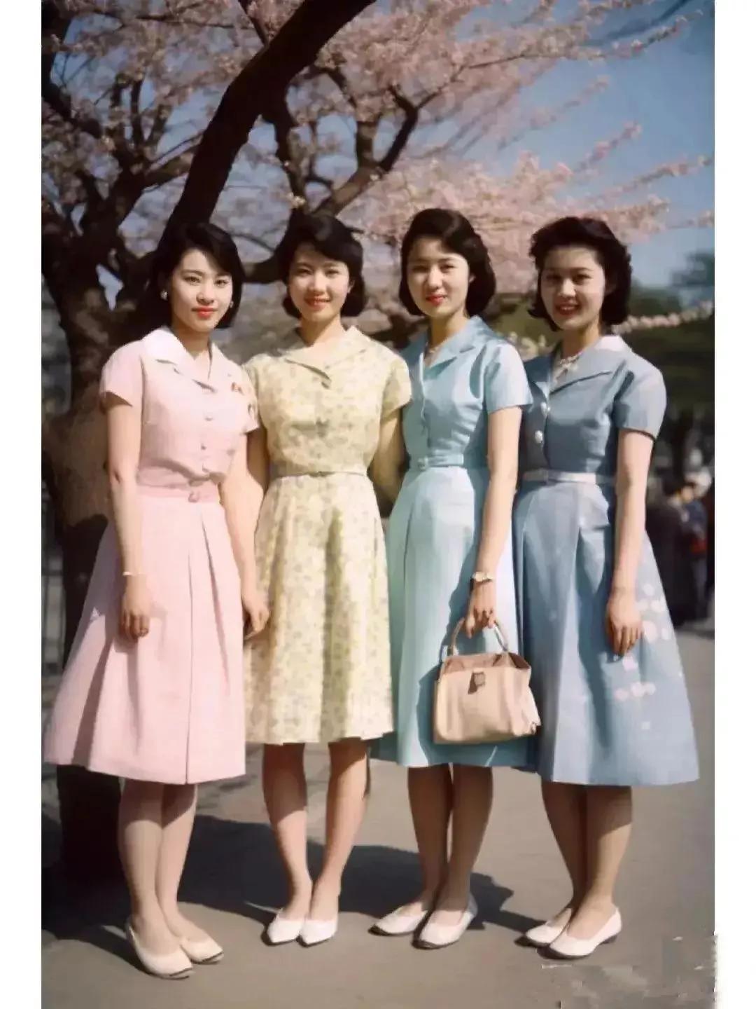 这是五十年代的日本女子。从女子的服装和妆容，以及透露出来的气质，反映着日本那个时