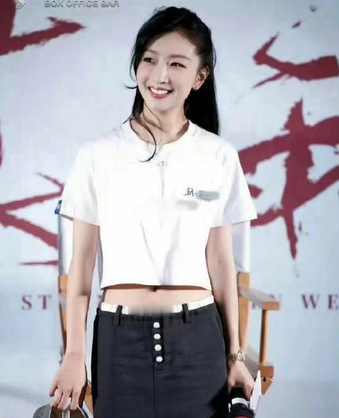 周冬雨这应该是长开了，越来越漂亮了 