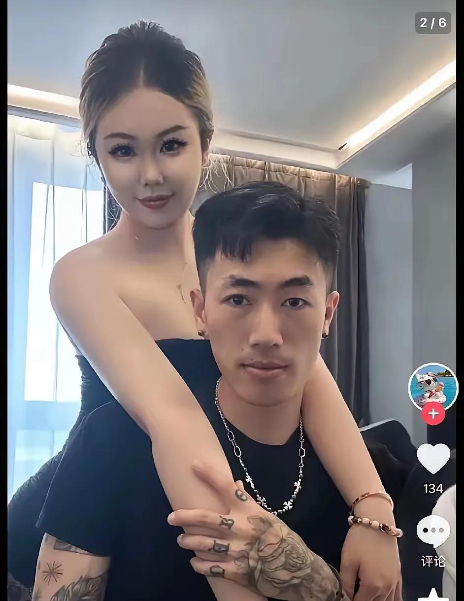 鱼配鱼虾配虾，
青岛这对小情侣可真是绝配，

直接把自己作得全国皆知！

如今这