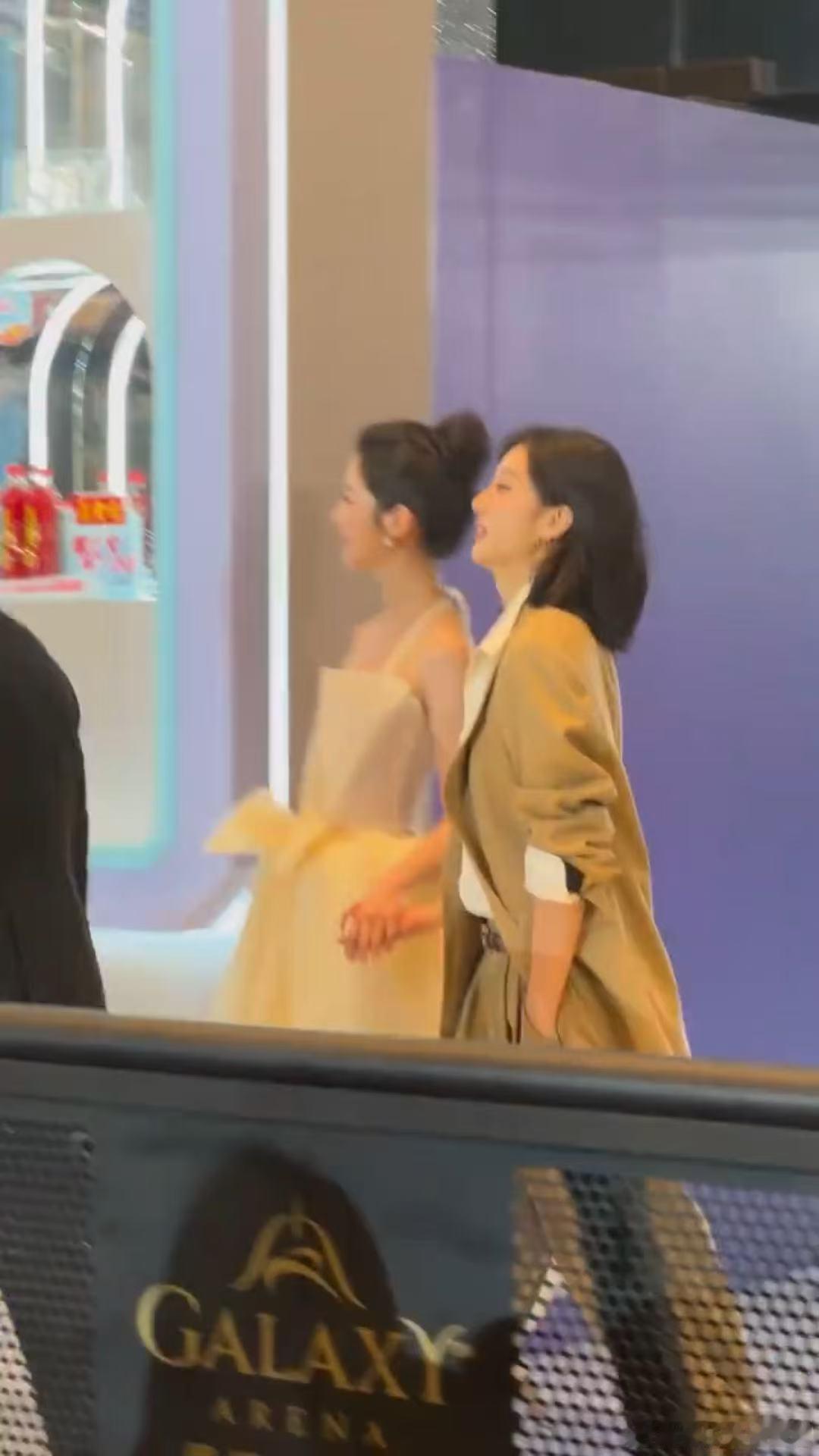 嗑到孙千向涵之了 谁能抵抗孙千和向涵之的甜蜜互动，两位美女手拉手的样子太好嗑。指