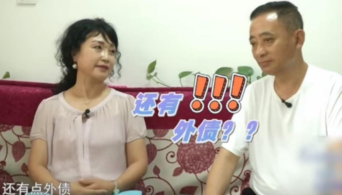 白嫖上瘾了！2023年，夕阳红相亲角，57岁的大叔邂逅了54岁的大妈。两人一见如