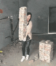 工地上搬砖的姑娘，
她太有爱了你想娶吗？