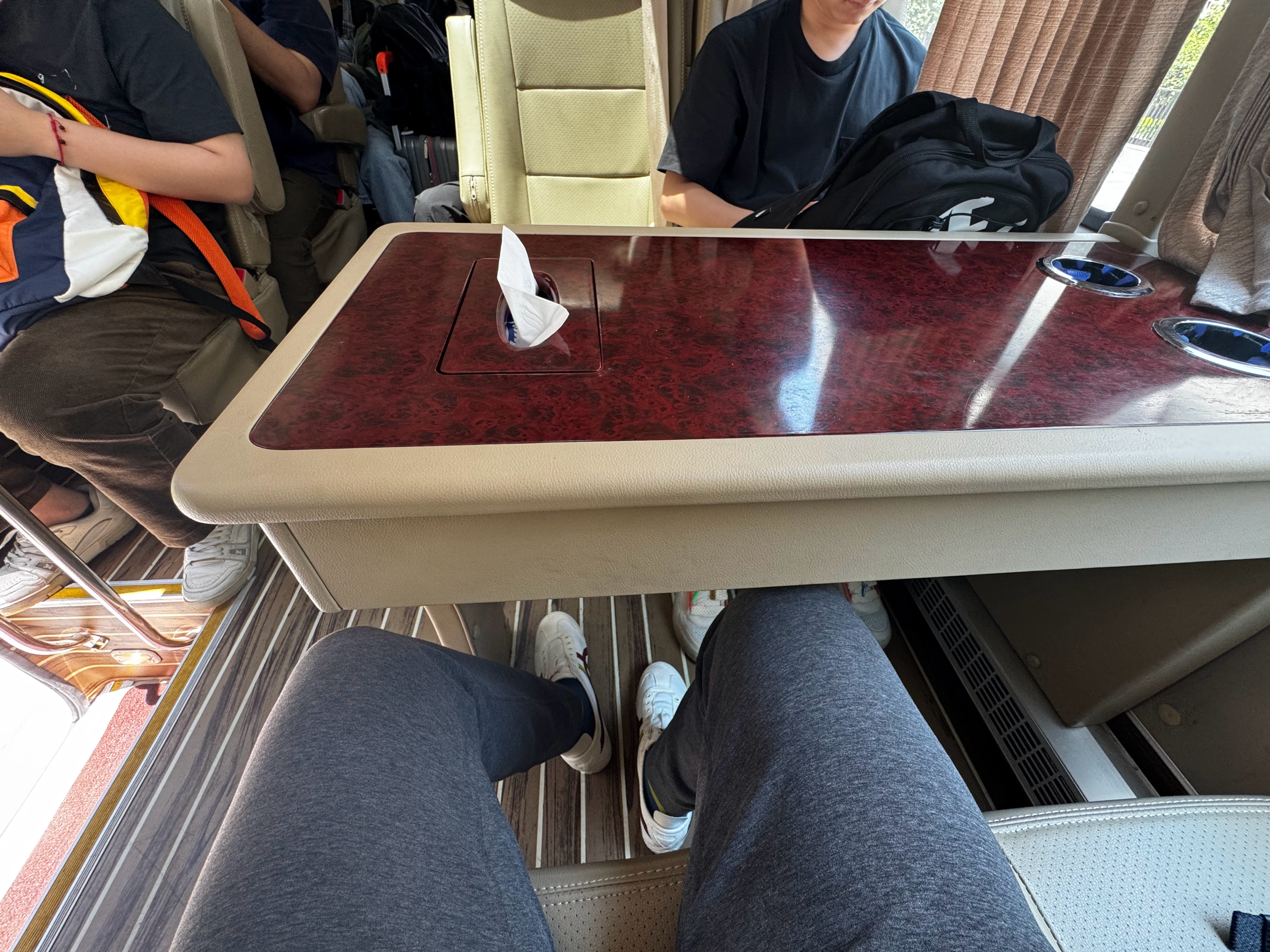 面对面的对座设计还是得空间大的车施展得开 ​​​