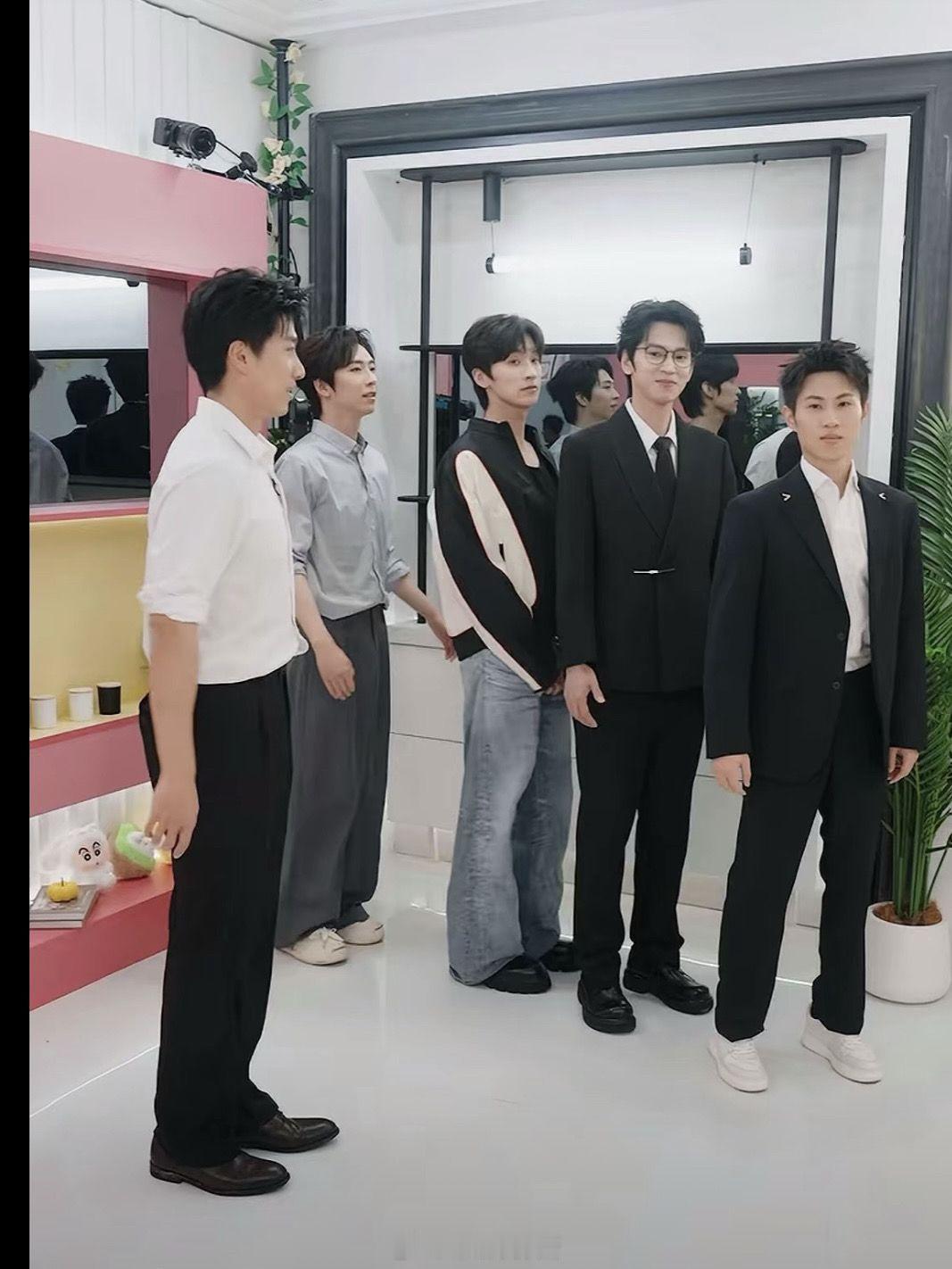 真的是没有对比就没有伤害……节目里也看不出来lt身材这么…？！直到我看到了这个视