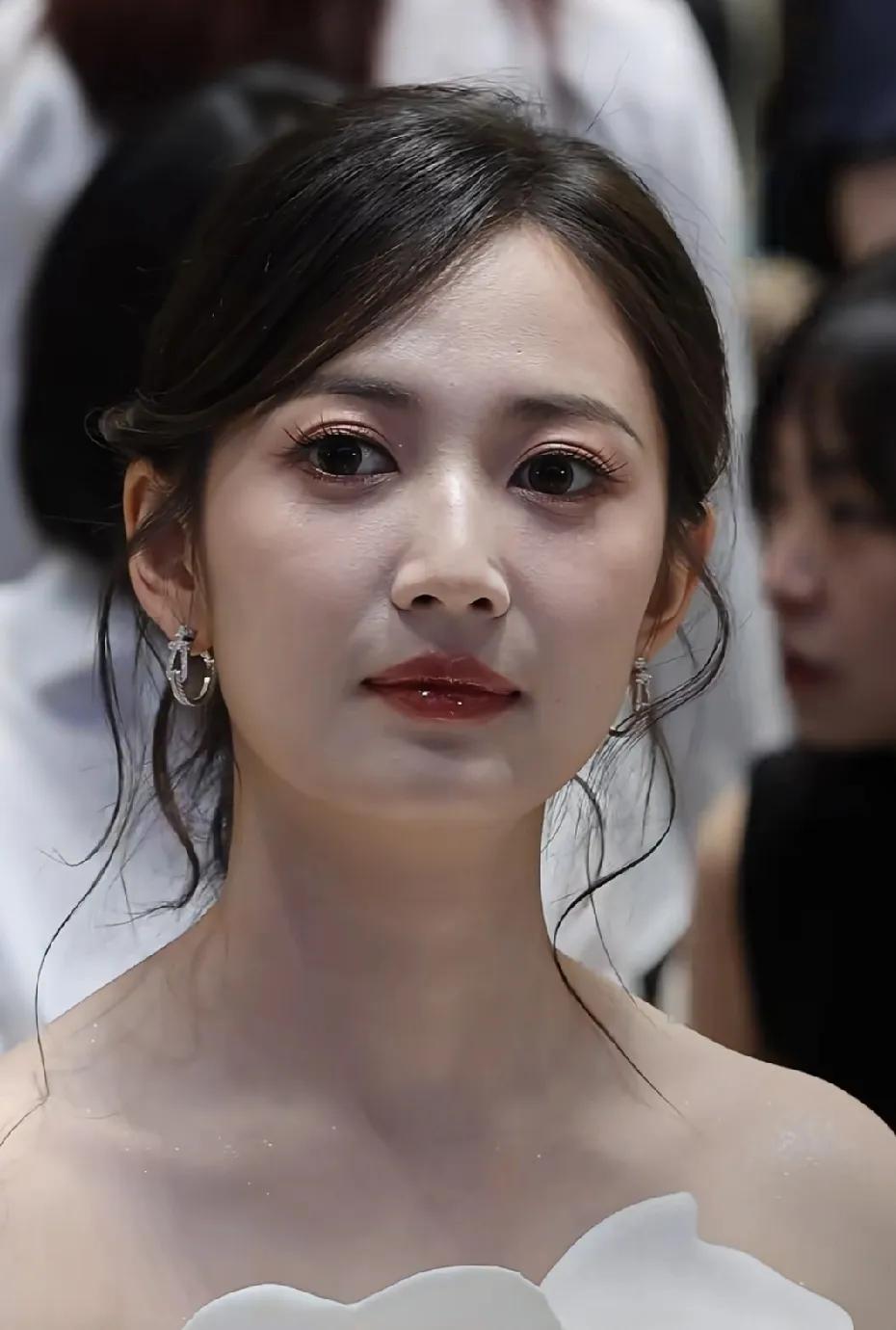 陈钰琪多少有点玄学。
你看她，大眼灵动，明明颜值和杨紫，白鹿也差不多。
资源也很