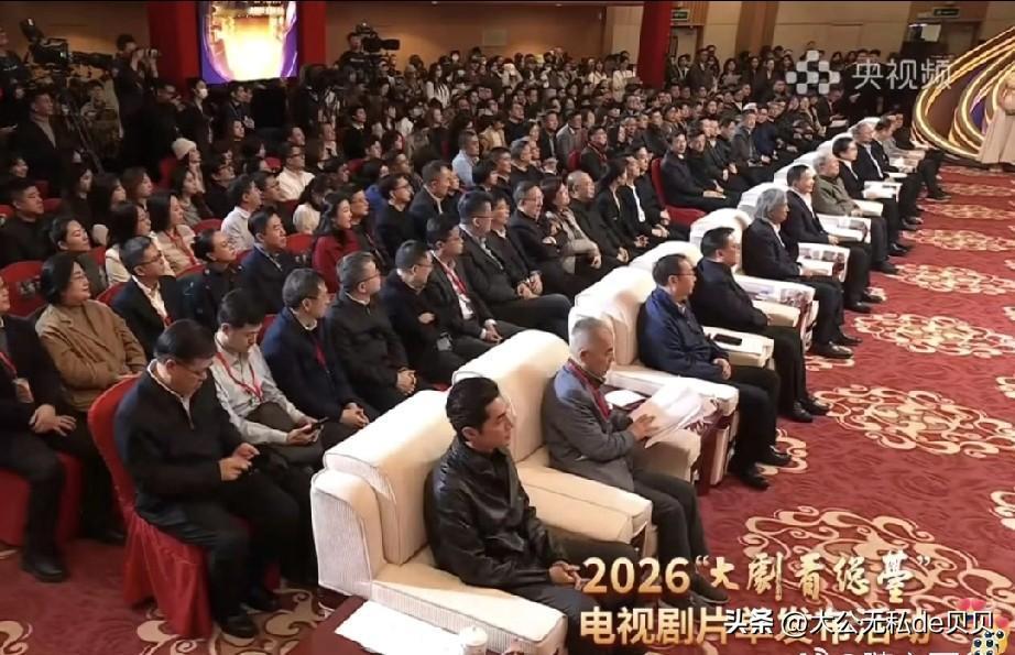 胡歌真的好牛啊！一个能同时让cmg和SMG都爱不释手的男人。[呲牙]

今天央视