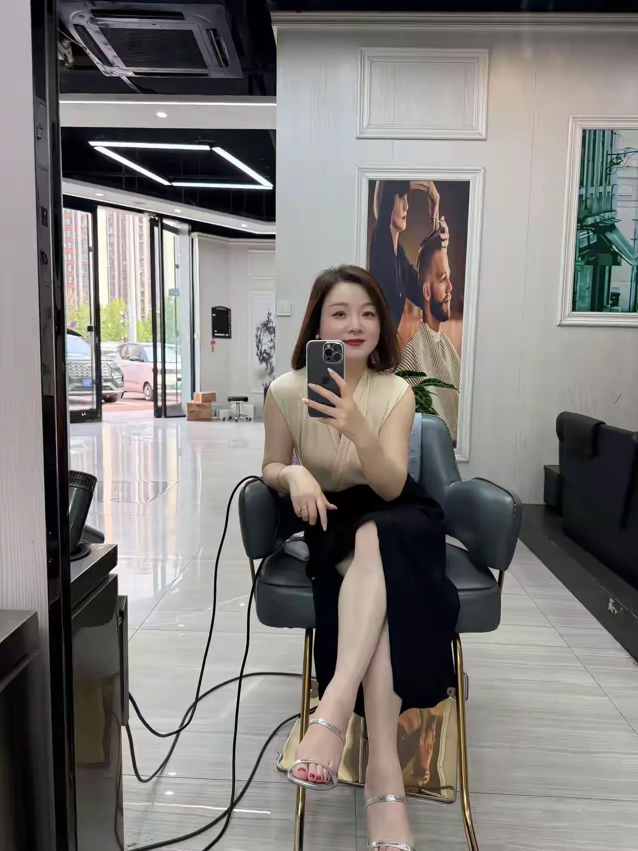 理发店有这样的理发师你会去吗？生意肯定会很好！