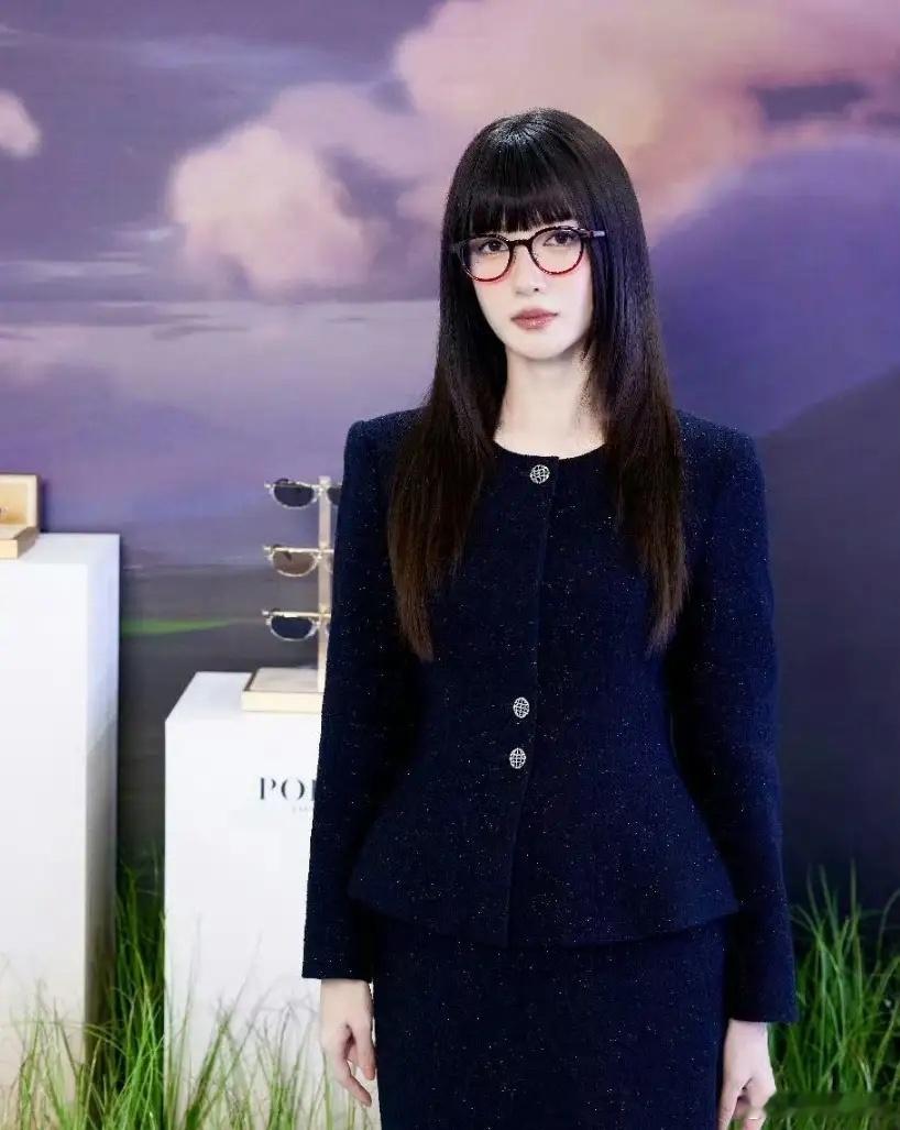 这居然是胡歌前女友 江疏影，齐刘海黑长直，搭配边框眼镜，怎么看都像上学时的班主任