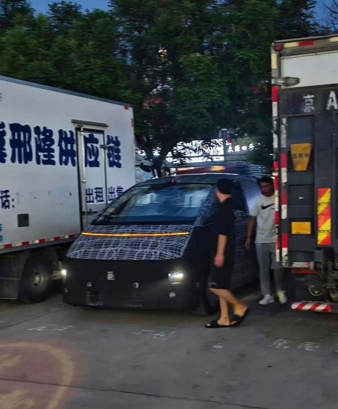 这MEGA看来也上三色星环灯了。 