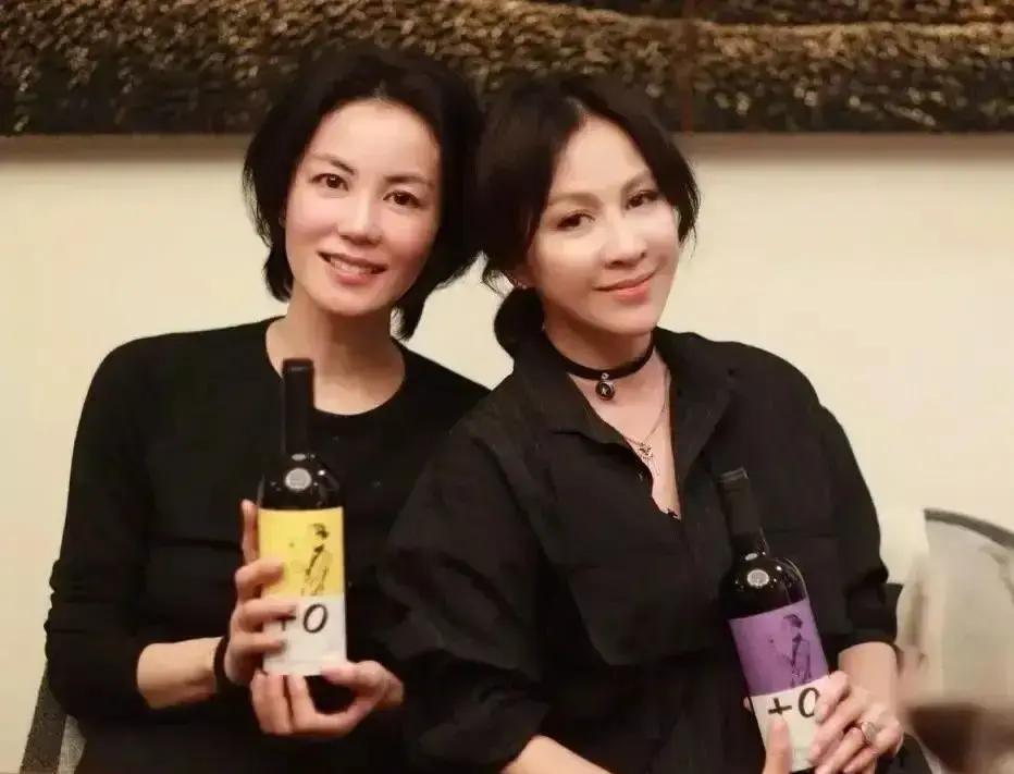 刘嘉玲83年就进TVB训练班，84年直接签艺人约，靠《鹿鼎记》方怡刷脸。

王菲