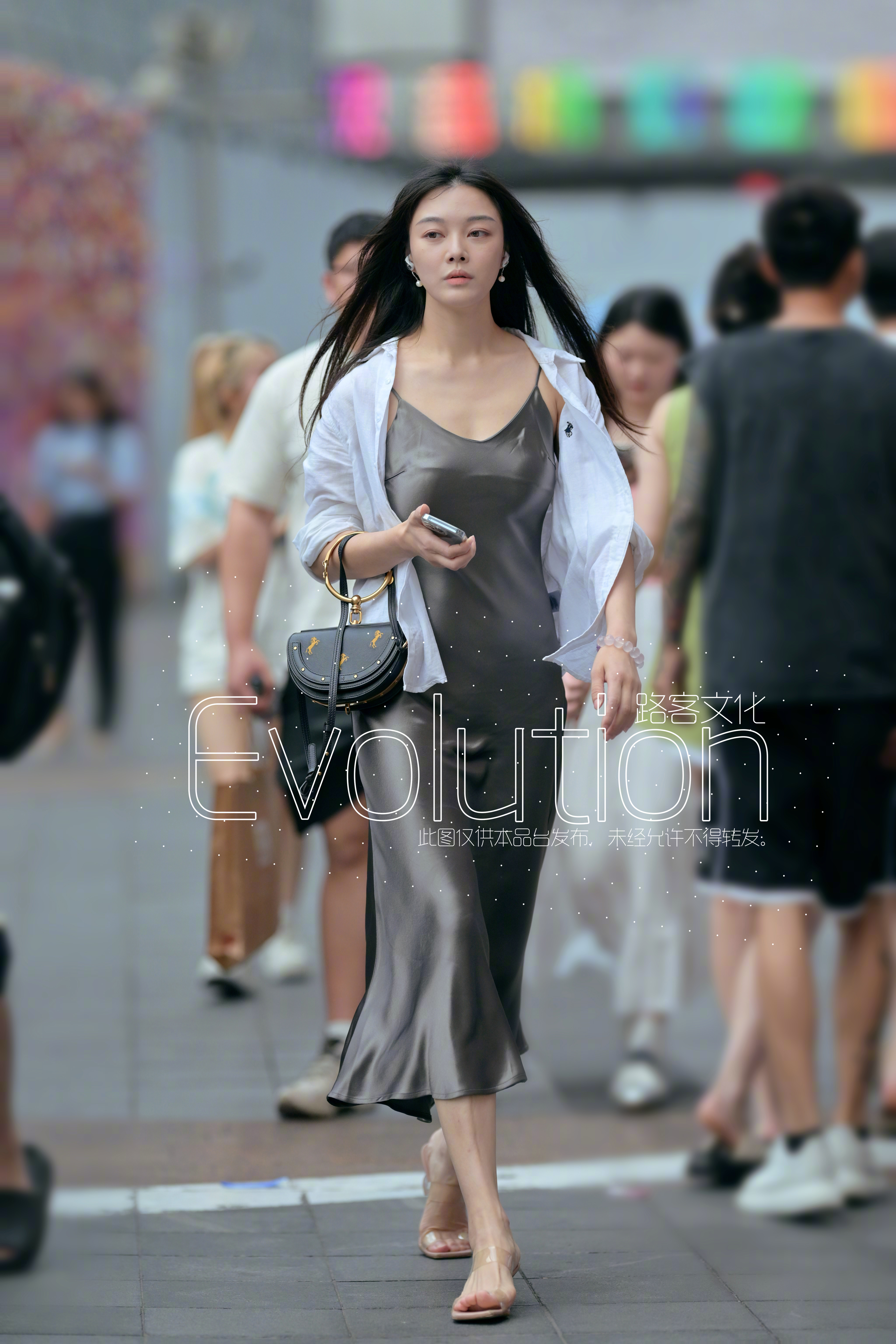 上一张小姐姐可能有点心事这一张更好一点 ​​​
