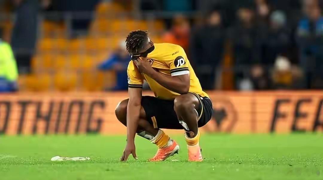 北京时间4月9日，英超狼队基本锁定降级名额，核心中场若昂·戈麦斯大概率离队，曼联