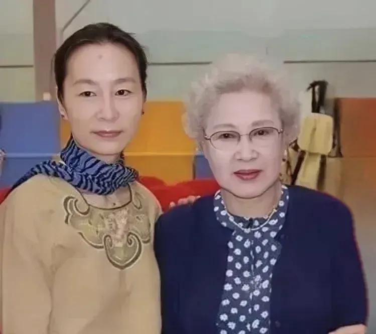奚美娟跟秦怡 王心刚两位老师合影