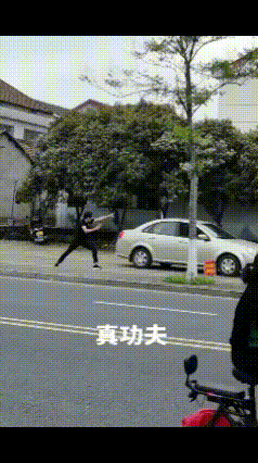 市井藏高人，街头这波身法直接看呆路人！
本以为是AI剪辑的特效画面，特意核实过后