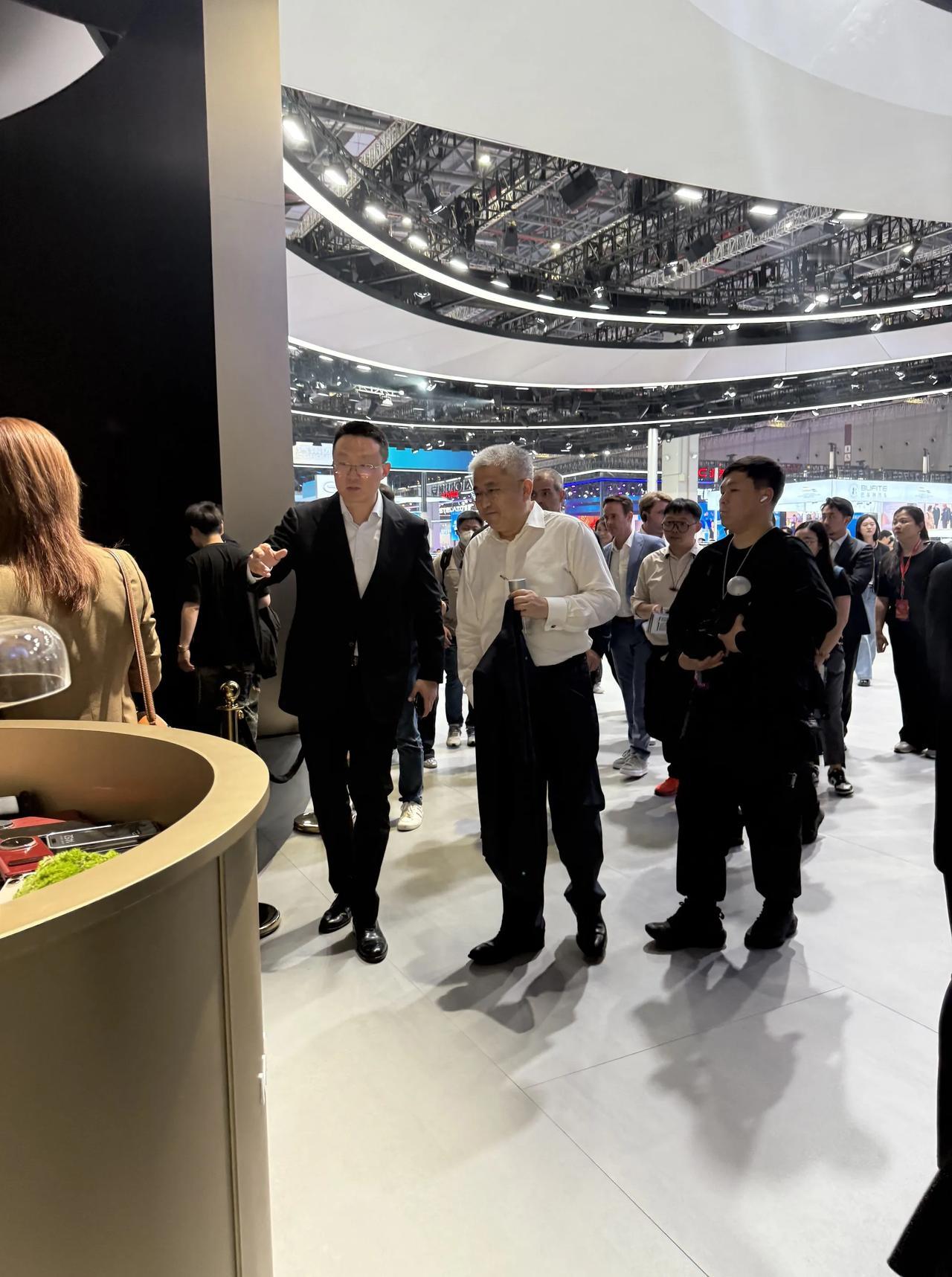 奔驰高管现身鸿蒙智行展台，汽车智能化转型加速​奔驰高管现身鸿蒙智行展台，这一消息