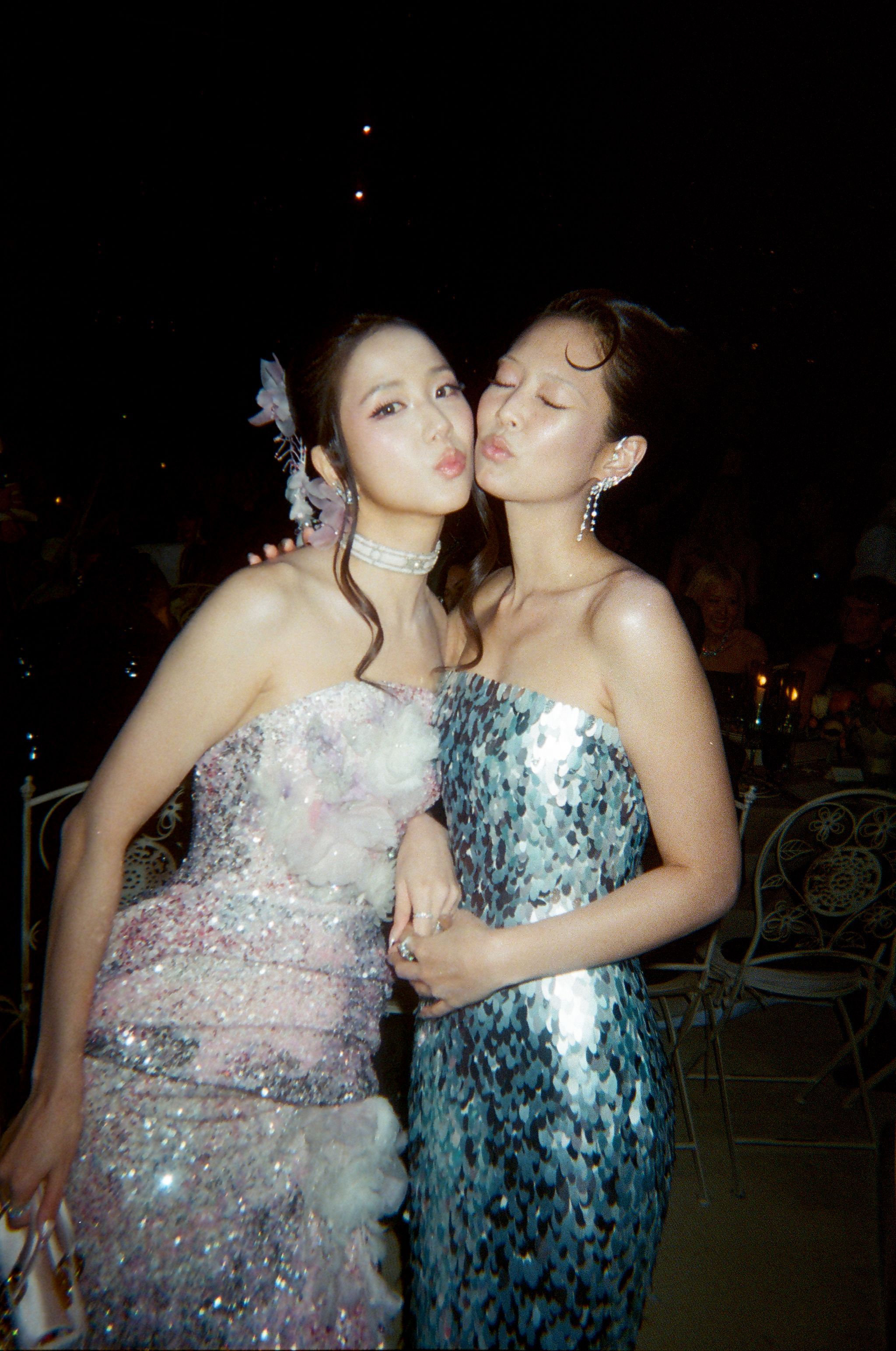 JISOO & JENNIE 贴脸新合照：📸: Gracie Abrams 