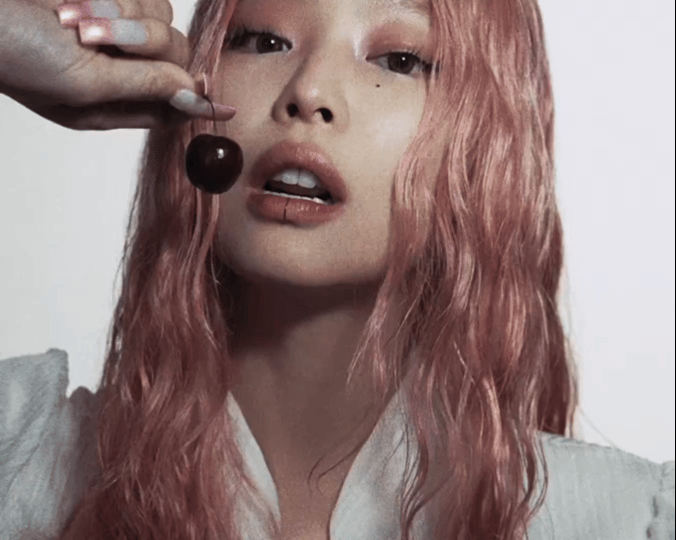 #JENNIE粉发预告照# 我爱惨了 ​​​