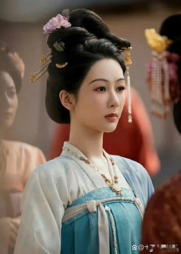 国色芳华为什么女主的妆造和其他人不一样。 