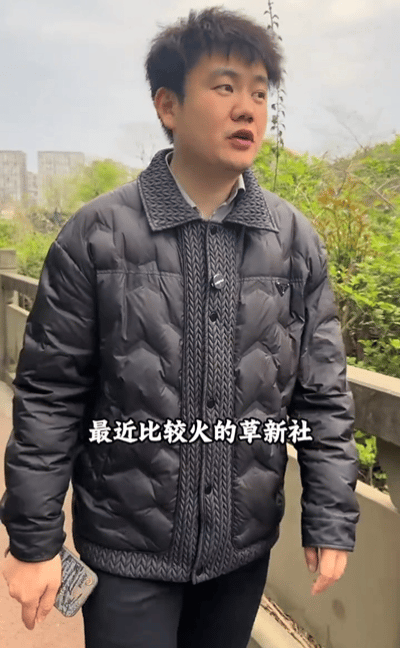 黄晨带大家打卡最近很火的草新社，河坐社。

因为孙颖莎王楚钦他们在成都封训，所以