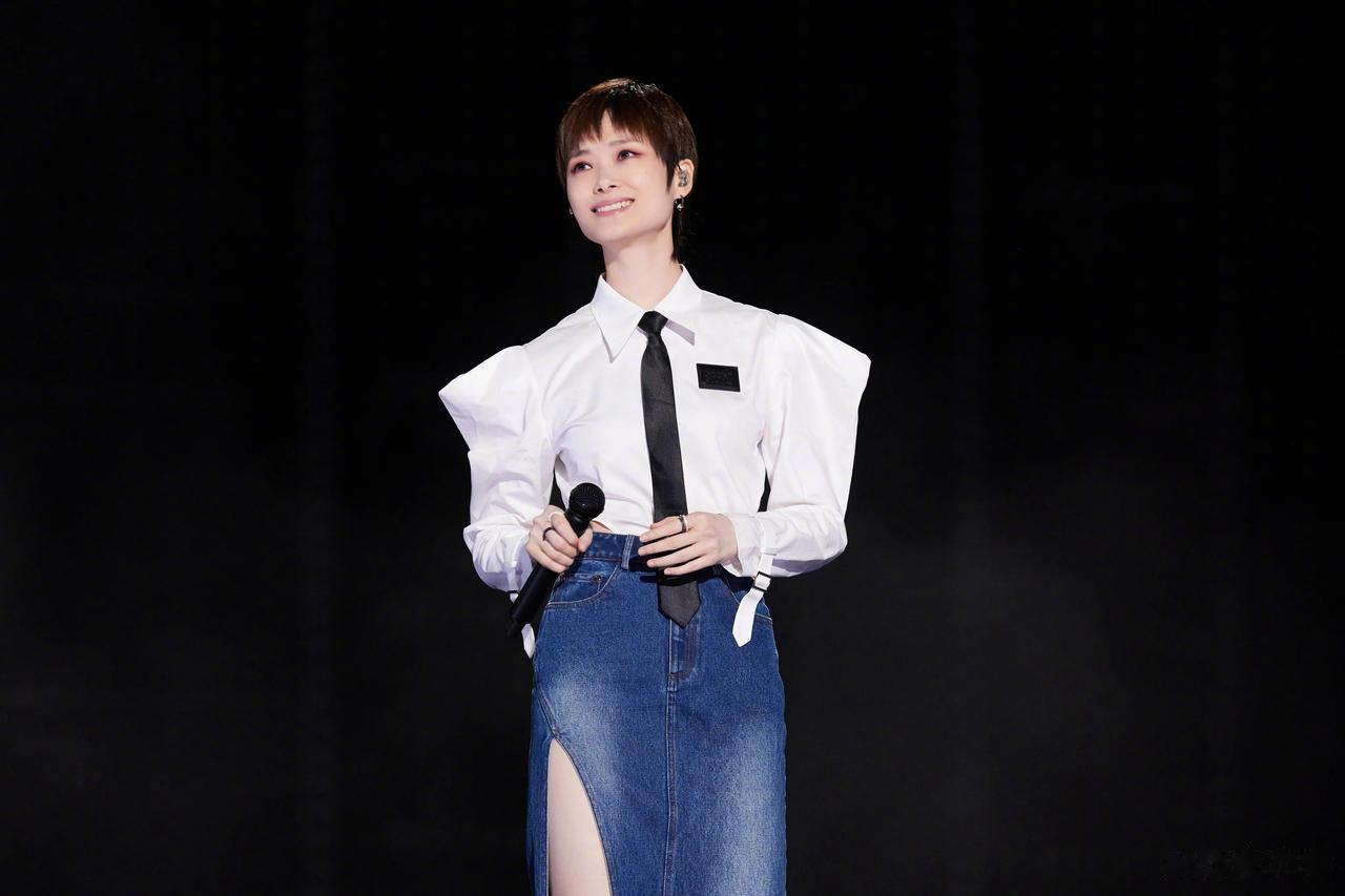 天哪！李宇春穿裙子好美呀！
喜欢中性装扮的李宇春，穿了一条高开衩的牛仔裙，秀出傲