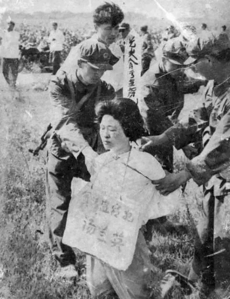 1975年，一美女会计贪污了4.5万元，还包养了7个情人。谁料，最后她却死在了男