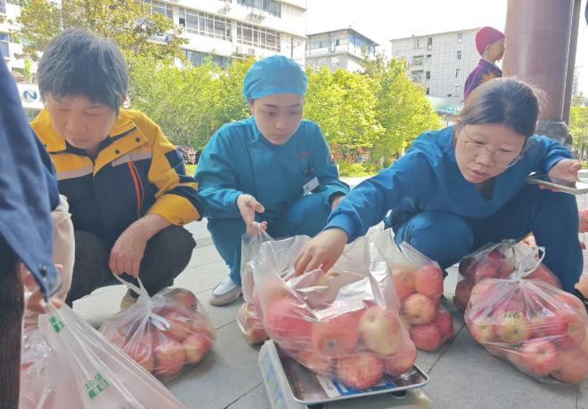 泪目！湖北咸丰，一位44岁陕西汉子拉着一车苹果来县城卖，想趁五一挣点钱。刚到地方