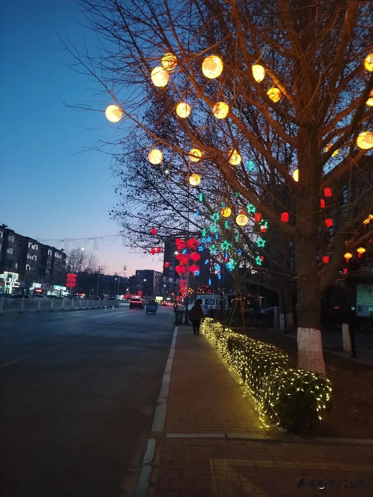 我看到街上已经布置灯了，年的气氛越来越突出了。每当看到五颜六色的灯光，我就很开心