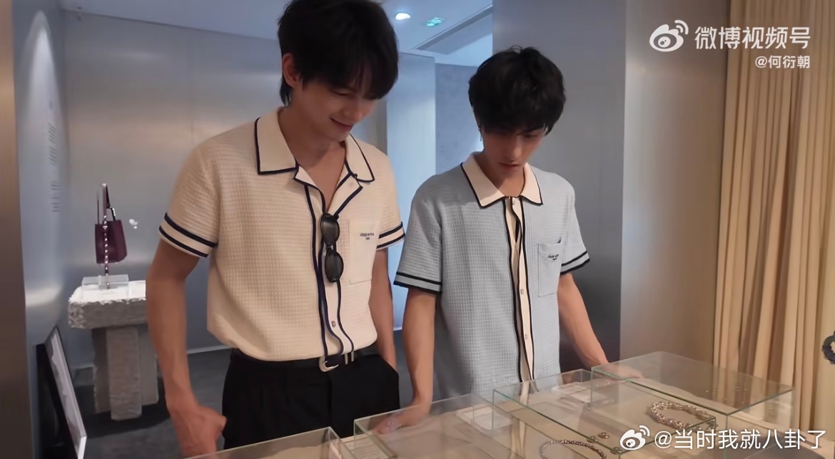 何昶希巴黎迷路还有人没来看这个迷失巴黎Vlog吗！何昶希偷偷返回给何衍朝买了耳环