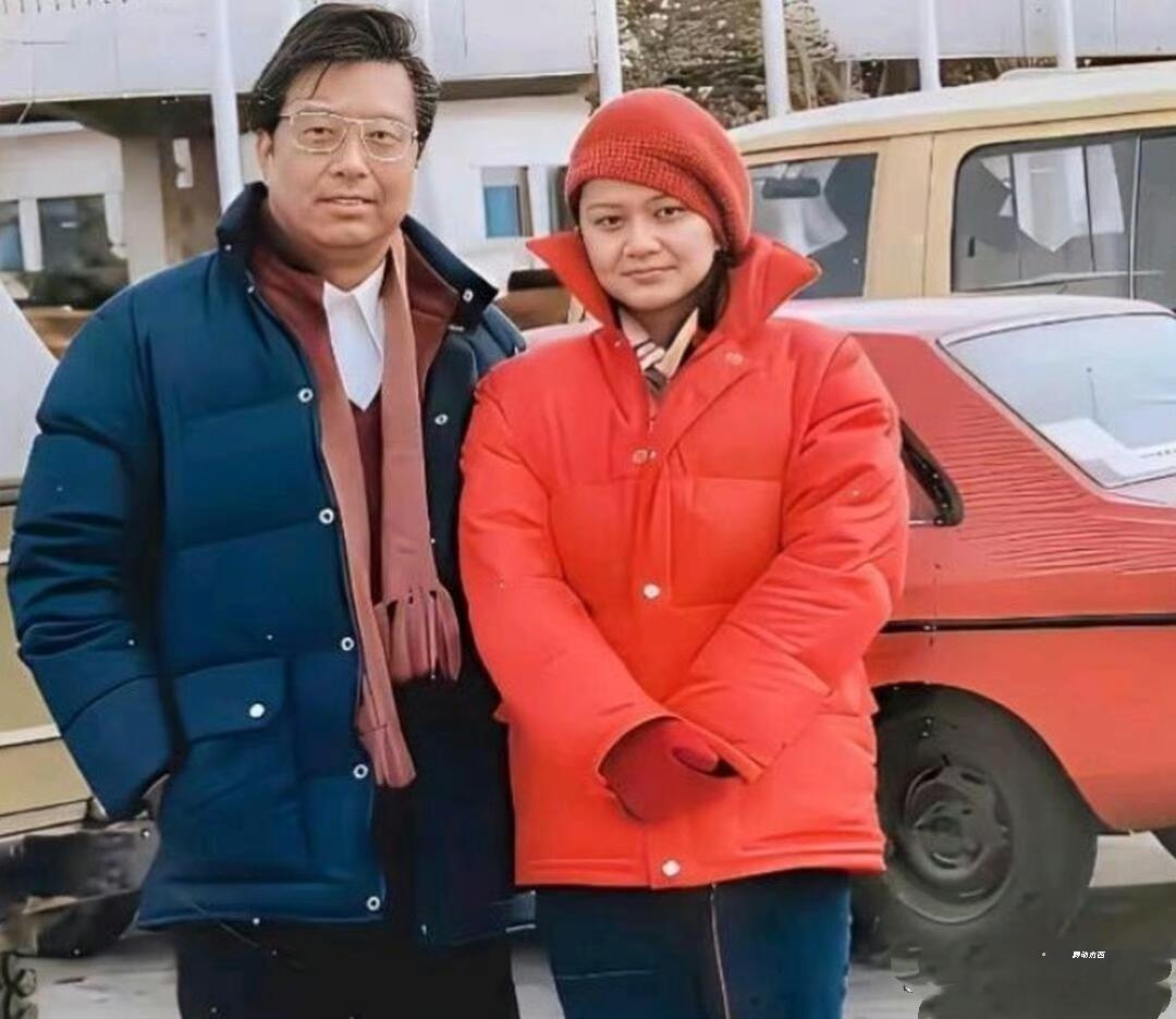谁还能认出他来？这是当年红遍全国的“歌王”
80年代的他穿着藏蓝色的羽绒服，围着