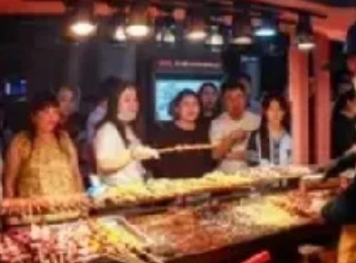 沈阳夜市18名男子吃180串炸串喝光5瓶白酒，结账时老板追出去痛哭。
 
事情发