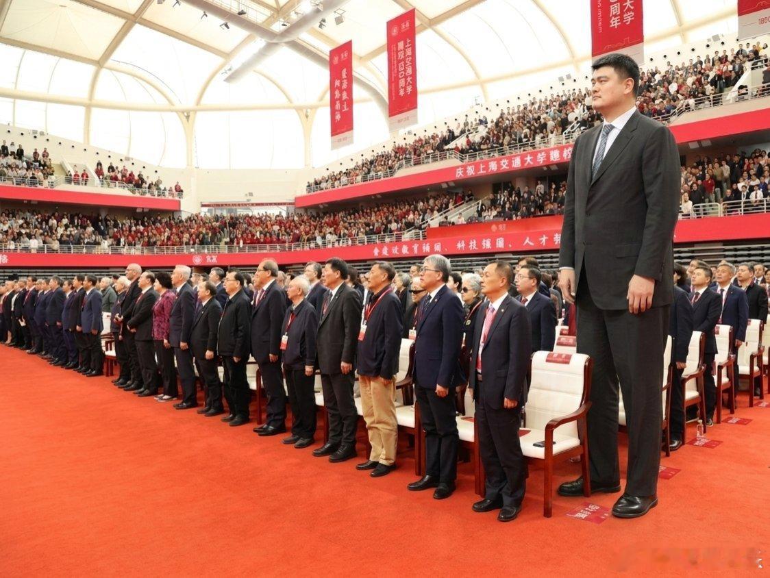 看到母校130年活动上这照片。。。第一眼以为是假的，第二眼觉得就是假的。 