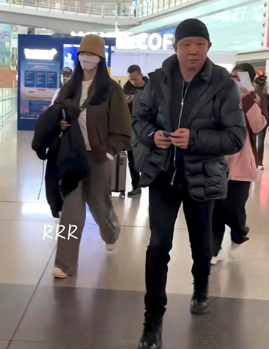 姚晨和曹郁这事儿，说白了就是早就离了，现在才说！
去年在机场俩人那状态，大家其实