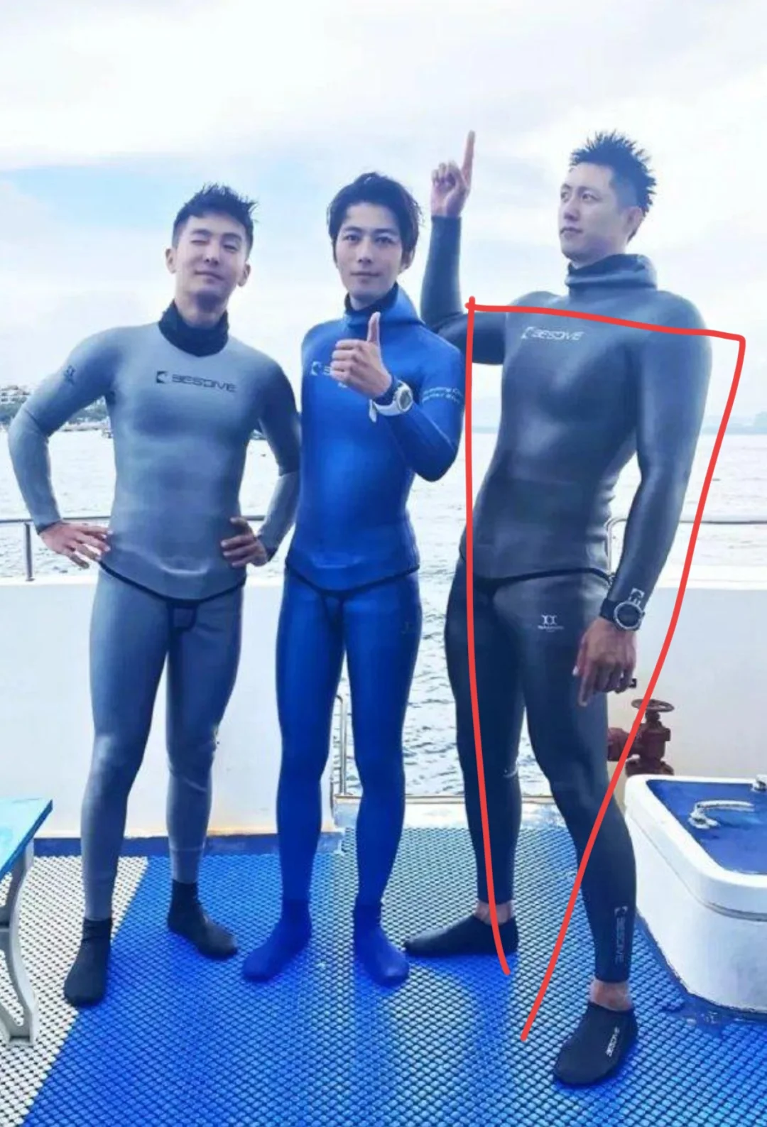 以前综艺穿紧身衣，倒三角的体格一览无遗