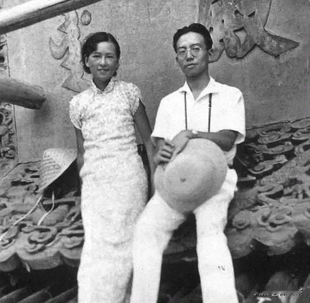 民国才女林徽因和丈夫梁思成的珍贵合影，照片中林徽因穿着一袭精致的旗袍，留着一头飒
