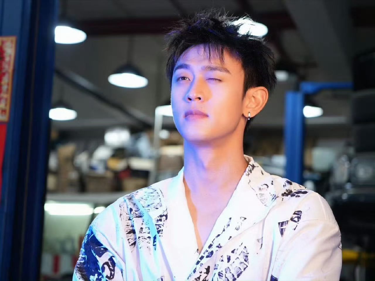 王天辰两种风格两种反差内娱反差天花板非王天辰莫属！红毯上是狼尾配西装、单边耳钉点