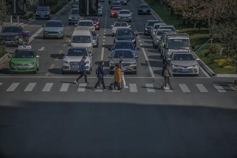 行人横穿快速路，突然被撞身亡！家属索赔150万元！上海法院判了
事故发生在上海某