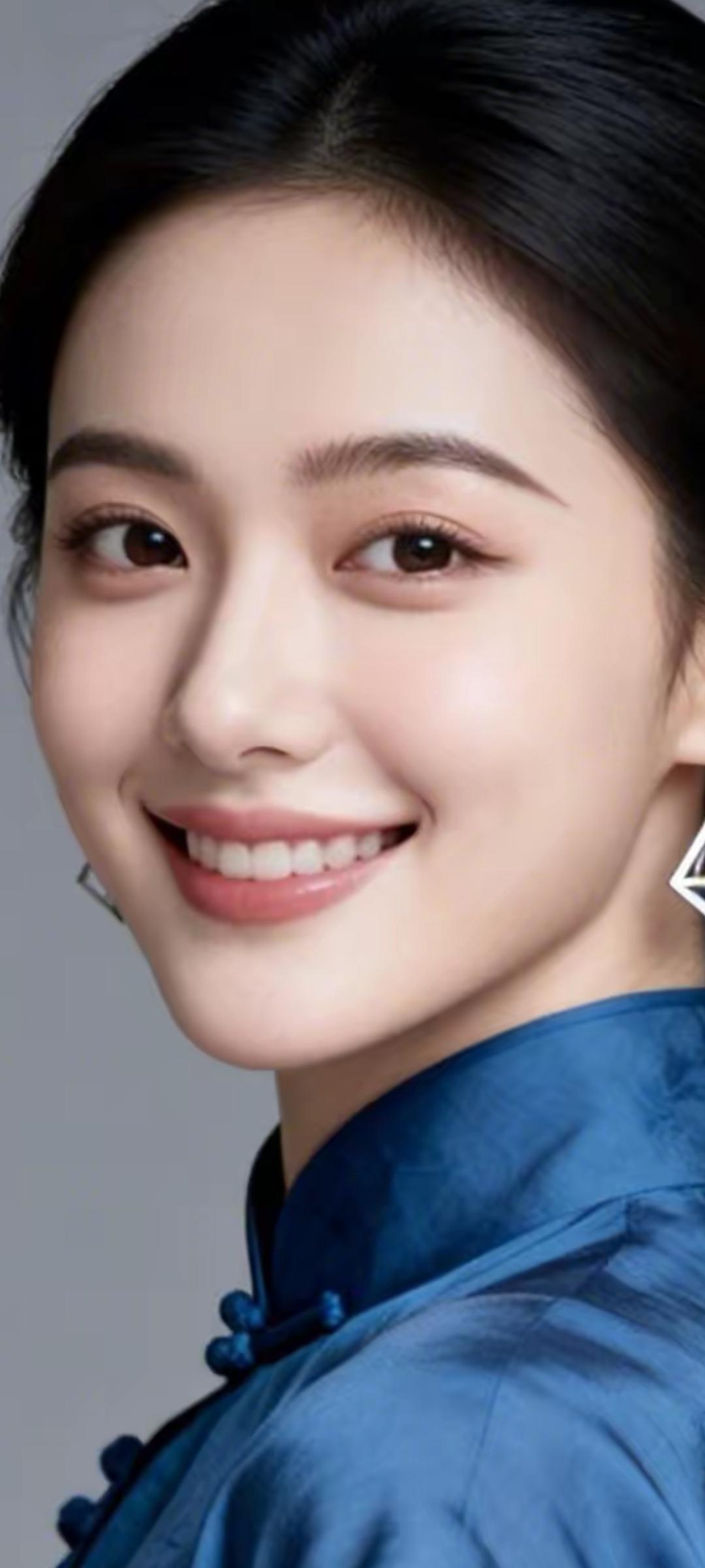 温婉优雅的蓝衣美人，微笑如春风拂面。