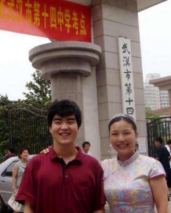 武汉一女教师在医院生下一个小男孩。谁知，丈夫突然在她耳边说：“老婆，把氧气管拔掉
