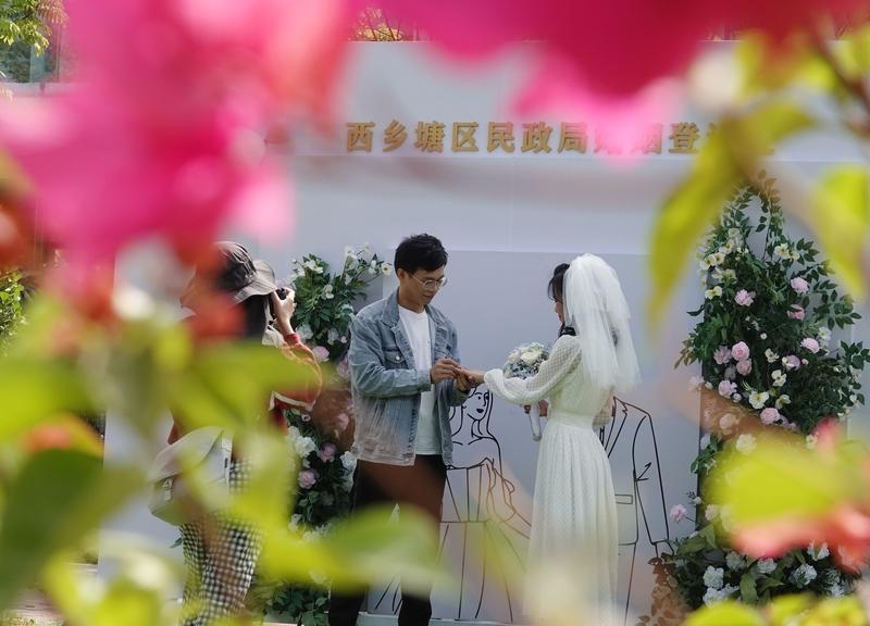现代人的婚姻家庭观念确实变了，越来越多人把平等自由放首位，男女都有选择独身的。以
